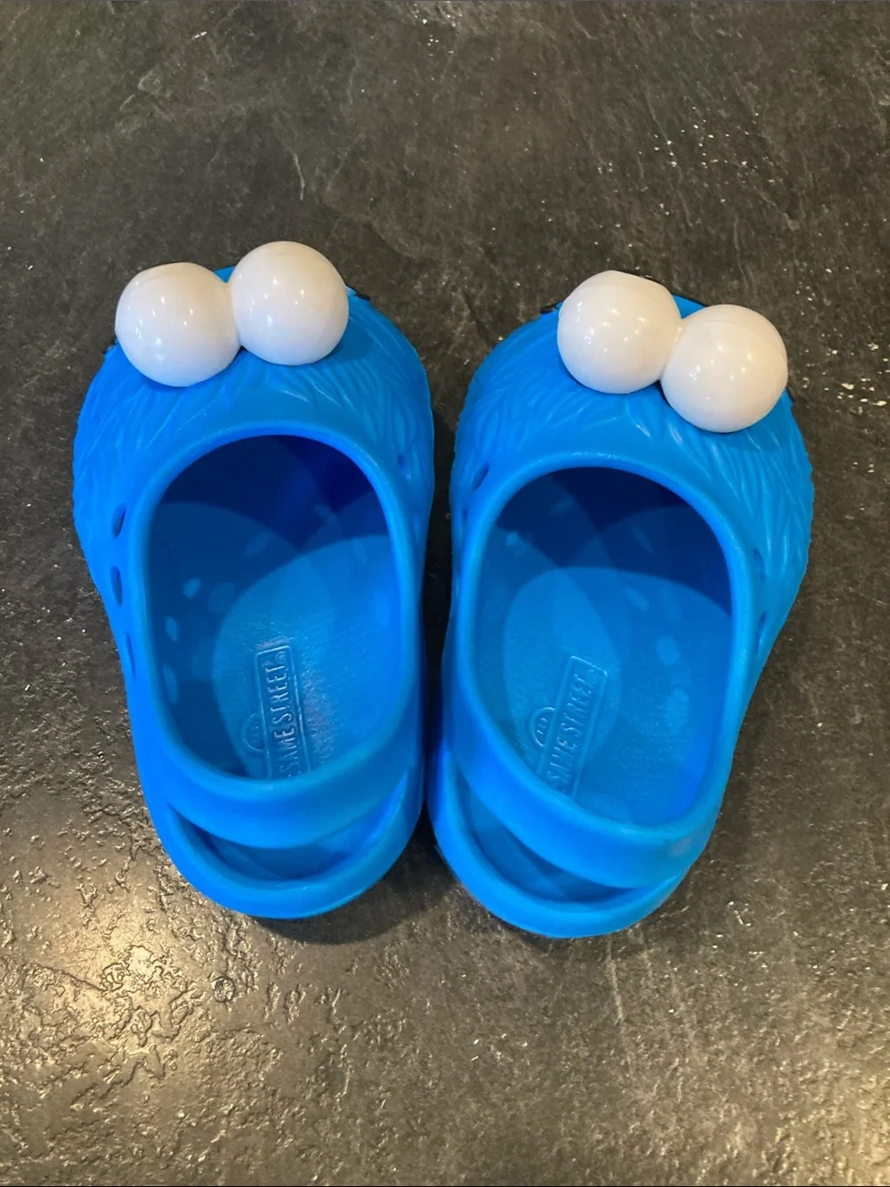 Boys Sesame Street Cookie Monster blue sandals size 4